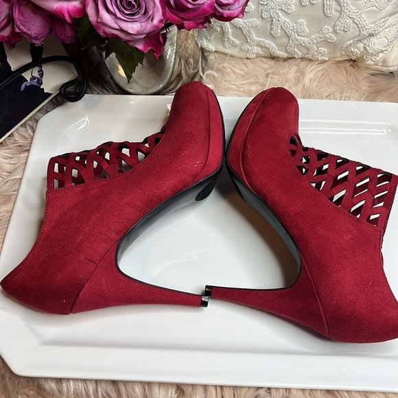 RED SUEDE BOOTIE HEELS - Picture 3 of 7
